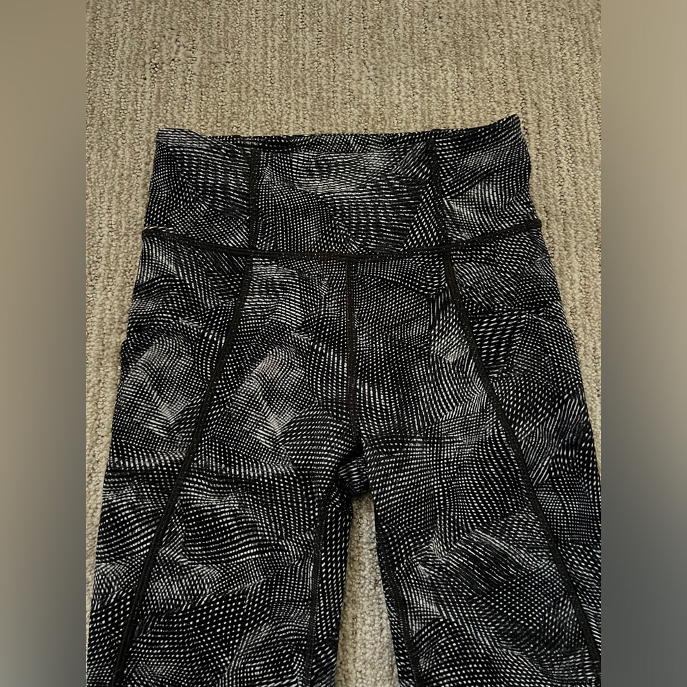 Lululemon Time To Sweat Crop 23" Velocity Mesh Island Mist Black Size 2 - Picture 9 of 10